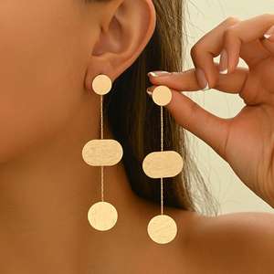 Pendientes Largos Geométricos de Lujo, Minimalistas y Elegantes, en Tono Dorado, con Detalles Táctiles, Hechos a Mano, Hipoalergénicos, para la Noche - Product Image 1