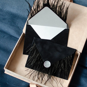 Sobre de Invitación de Boda Personalizado de Terciopelo con Estampado Dorado, Adorno de Pluma de Avestruz y Sello de Cera - Product Image 4