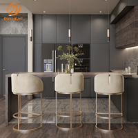 Tabouret de bar moderne de luxe en velours beige ou cuir, avec structure en métal doré, élégante chaise haute pour îlot de cuisine, villa, salon haut de gamme