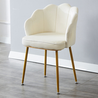 Fauteuil d'appoint en velours rose nordique avec dossier festonné, structure en métal doré, chaise de salle à manger confortable avec accoudoirs pour salon et hôtel