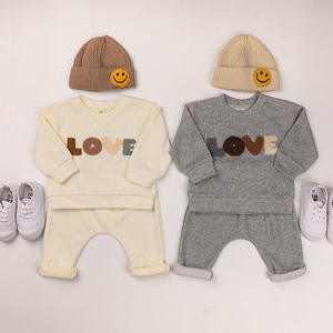 Ensemble de vêtements pour bébés garçons en coton confortable de l'agent d'achat de Yiwu : sweat-shirt et serviette brodée d'amour, deux pièces pour enfants - Product Image 3