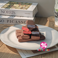 Coklat personnalisé chinois en gros Halal enfants Snack barre de bonbons en coton saveur de fraise douce guimauve enrobée de chocolat croustillant