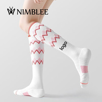 Chaussettes de compression sportives personnalisées de haute qualité pour mollets, respirantes, longues, anti-odeurs, absorbant la transpiration, avec logo sur le bas