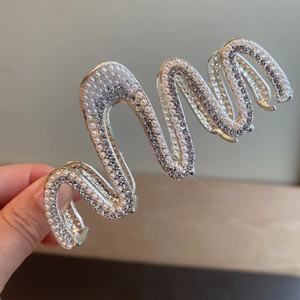 <span class=keywords><strong>Barrettes</strong></span> à <span class=keywords><strong>cheveux</strong></span> en métal Meiyun Snake Unique Pearl Fashion, accessoires d'extension pour l'arrière de la tête pour femmes, pince à <span class=keywords><strong>cheveux</strong></span> - Product Image 4