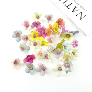 Mini têtes de fleurs de marguerite 2 cm, décoration artisanale pour épingles à cheveux, vêtements, accessoires de mariage - Product Image 2