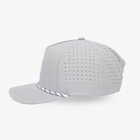 Casquette de golf sportive perforée à visière incurvée de haute qualité, fabriquée au Vietnam (OEM/ODM), avec logo personnalisé en caoutchouc/PVC et cordon.