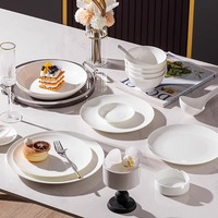 Assiette en porcelaine de Chine nordique en os avec logo personnalisable vaisselle ronde de luxe en céramique à bas prix