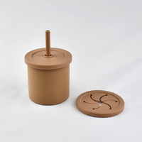 Échantillon gratuit Conteneur à collation en silicone comestible pliable avec logo personnalisé double usage Gobelet pour bébé Couvercle de gobelet à bec avec motif de dessin animé