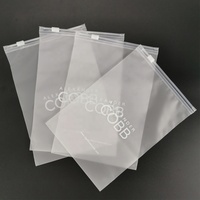 T-shirt d'emballage en plastique à fermeture éclair en PE givré translucide imprimé de logo personnalisé très vendu sacs zip-lock en poly pour vêtements