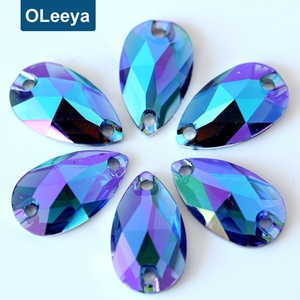Strass en résine OLeeya 13x22mm en forme de goutte, couleur péridot AB, dos plat argenté, à coudre pour justaucorps - Product Image 2