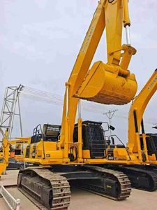 Excavatrice sur chenilles Komatsu PC450-8 d'occasion, modèle 2021, godet de 2,1 m, puissance de 257 kW, poids opérationnel de 45,125 tonnes, excellent état - Product Image 1