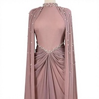 Maßgeschneiderte OEM Damenkleider Staubiges Rosa Perlenbesetztes Chiffon-Kleid mit Cape-Ärmeln, Hohem Kragen, Geraffter Taille, Dezentes Maxikleid für Muslimische Formelle Anlässe