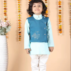 เด็กชายตัวเล็กแสนสุขในชุดพื้นเมืองอินเดีย นั่งบนเก้าอี้พร้อมพวงมาลัยดอกไม้ ฉากหลังเป็นภาพถ่ายงานรื่นเริงที่กำลังยิ้มแย้ม - Product Image 1