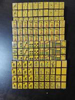 Jeu de tuiles de mahjong américaines vintage multicolores, émaillées jaune-brun et gravées, pour soirées de jeu en famille et collection, idéal comme cadeau
