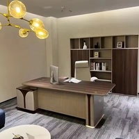 Bureau de direction en forme de L avec plateau en bois foncé et panneau frontal à lattes crème