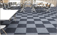 Dalles de moquette carrées 50x50 en polypropylène avec support bitumé, à poils ras modernes pour revêtements de sol d'hôtels et de bureaux