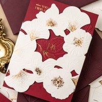 Ensemble d'invitations de mariage bordeaux avec dorure à chaud, motif floral 3D ajouré, carte en papier, enveloppe et emballage cadeau