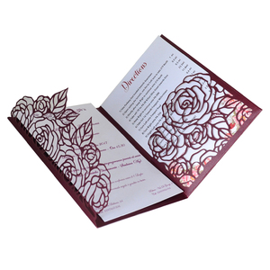 Élégante invitation de <span class=keywords><strong>mariage</strong></span> pliée en trois avec motif floral bordeaux, pochette et papier nacré métallisé - Product Image 1