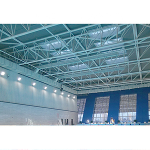 Una sala piscina spaziosa e luminosa con un grande lucernario e una struttura in acciaio Super ventilata - Product Image 3
