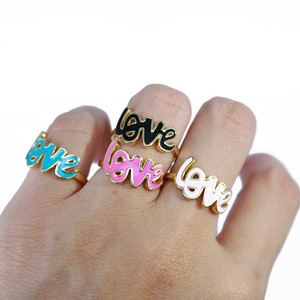 Anillo de Latón con Baño de Oro de 18k, Modelo RA1129, con Esmalte Clásico Multicolor y Escritura <span class=keywords><strong>Cursiva</strong></span> de la Palabra 'Love', para Damas, Regalo para el Día de San Valentín - Product Image 2
