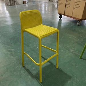 Tabourets de bar contemporains, luxueux, élégants, durables, respirants, écologiques, légers, modernes, avec dossier perforé en plastique PP, pour bar à domicile - Product Image 1