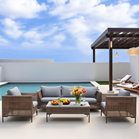 Ensemble de patio en rotin tout temps 5 pièces: canapé en osier avec coussins et table basse pour jardin
