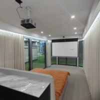 Capsule spatiale modulaire de 30 pieds avec verre panoramique incurvé pour glamping en milieu rural, petite chambre d'hôtes