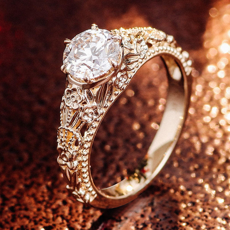 Anillo de moissanita de oro macizo de 14 quilates.