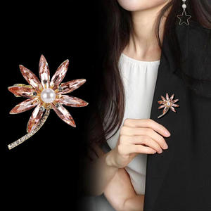 Nuevo Broche de Árbol de Coco de Cristal para <span class=keywords><strong>Mujer</strong></span>, con Perlas y Diamantes de Imitación, Diseño de Hoja y Flor, Estilo Coreano, Accesorio de Lujo Ligero para Abrigo - Product Image 4