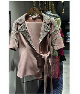 Conjunto de Blazer y Pantalón Rosa con Adornos de Perlas de Lujo, Manga Corta, Moderno, para Mujer, Ropa de Fiesta de Verano, Look Glamuroso, Impermeable - Product Image 1