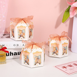 Vente en gros Boîte à bonbons de mariage hexagonale Carrousel pliable et coffrets cadeaux créatifs pour la fête des enfants au chocolat - Product Image 3