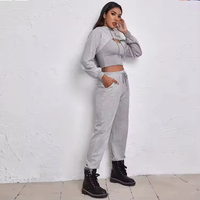 Ensemble de sport pour femme personnalisé en coton 3 pièces, ensemble de jogging, ensemble de survêtement avec veste à capuche courte à coupe brute à manches longues, tenues de sport pour femme