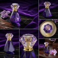 Flacon de parfum élégant carré de 50 ml en verre facetté avec finition irisée, bouchon doré, pulvérisateur à pompe, emballé dans un carton sérigraphié