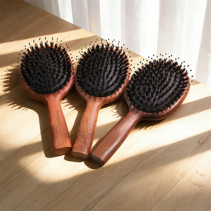 Brosse à cheveux en bois de cerisier rouge naturel avec coussin d'air et poils de sanglier et nylon pour massage, vente en gros d'usine, pour usage domestique et hôtelier - Product Image 1