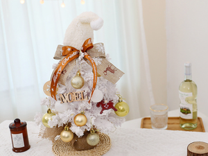 Mini <span class=keywords><strong>sapin</strong></span> <span class=keywords><strong>de</strong></span> Noël floqué <span class=keywords><strong>blanc</strong></span> <span class=keywords><strong>de</strong></span> haute qualité avec chapeau <span class=keywords><strong>de</strong></span> Père Noël, nœud en toile <span class=keywords><strong>de</strong></span> jute, panneau « Noël », boules dorées, décoration <span class=keywords><strong>de</strong></span> table, petit <span class=keywords><strong>sapin</strong></span> <span class=keywords><strong>de</strong></span> Noël - Product Image 2
