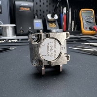 X-Band Microstrip Microwave Circulator 7.9-8.4GHz High Isolation Low Loss Drop-In Design 8GHz RF Isolator for Radar Systems