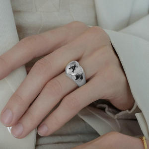 Anillo de Dedo de Acero Inoxidable con Forma de Corazón de 26 Letras, Anillo de Acero Inoxidable con Acabado Mate Simple para Hombre y Mujer - Product Image 2