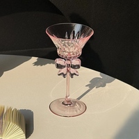 Gobelets à cocktail, gobelets à milkshake, gobelets à thé aux fruits, gobelets design avec une touche d'alcool, de style esthétique haut de gamme.