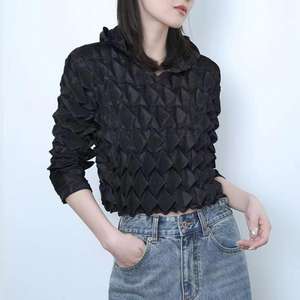 T-shirt plissé gris et noir écologique PY pour femme, manches chauve-souris texturées décontractées, manches 3/4, 100 % polyester, vêtements d'été - Product Image 5