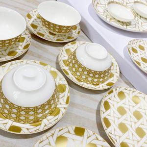 Vente en gros de 41 pièces d'assiettes à dessert en porcelaine de style européen et de services de table en porcelaine fine à carreaux dorés de luxe - Product Image 4