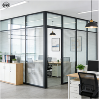 Cloison de séparation moderne en verre double de 60 mm d'épaisseur avec stores internes, cadre en aluminium, isolation acoustique pour bureaux, hôpitaux et écoles