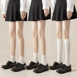 Оптовая продажа, белые однотонные хлопковые короткие женские спортивные носки под заказ, Модные женские длинные гольфы до колена для девочек