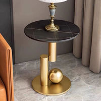 Table d'appoint ronde moderne de luxe en pierre frittée avec base sculpturale en métal doré pour salon, hôtel, villa