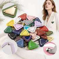 Breloque Métallique OEM en Forme de Triangle Inversé avec Bordure Croisée et Centre Émaillé, 3 Rivets, Breloques Métalliques de Designer