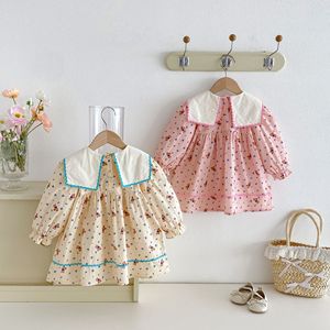 Abito da principessa autunnale per bambina con stampa floreale di orsi, colletto alla marinara e ricami. - Product Image 3