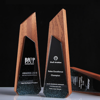 HDW Vente en gros Vainqueur de jeu de sport plaqué or Fitness Musculation Gymnastique Dart Coupe du trophée de cristal Trophée en bois personnalisé