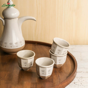 Juego de tazas de café Dallah de cerámica con relieve vintage y bandeja de madera, juego de té con logotipo personalizado para Emiratos Árabes Unidos y Arabia Saudita, venta al por mayor. - Product Image 2