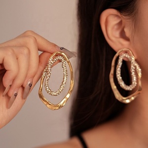 Boucles d'oreilles asymétriques de niche haut de gamme, style européen et américain, en argent plaqué or véritable, avec aiguille en argent et incrustations de diamants, géométriques tendance - Product Image 3