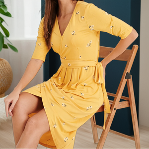 Vestido MIDI con estampado floral amarillo suave y cómodo con cuello en V, ropa de maternidad informal para el verano para mujeres embarazadas - Product Image 1