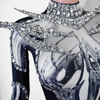 Combinaison en cristal à imprimé chrome liquide, épaules à clous, costume de scène futuriste, tenue de performance avant-gardiste pour femmes, vêtements de danse